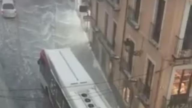 La céntrica Plaza de Zocodover de Toledo, convertida en río tras la tromba de agia