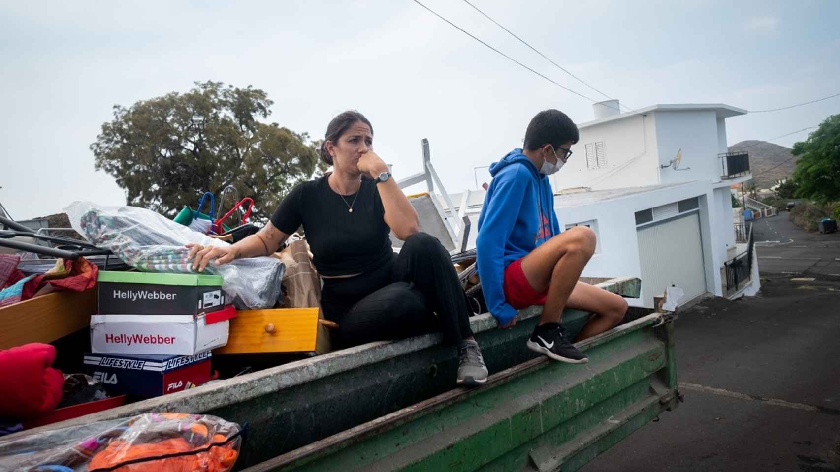 Una familia mete sus enseres en una furgoneta en Todoque (La Palma). Fran Pallero