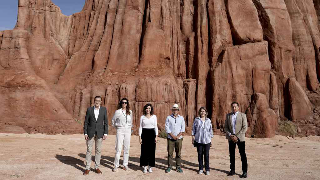 La presidenta de la Comunidad de Madrid, Isabel Díaz Ayuso, visita el set de rodaje de la nueva película de Wes Anderson.