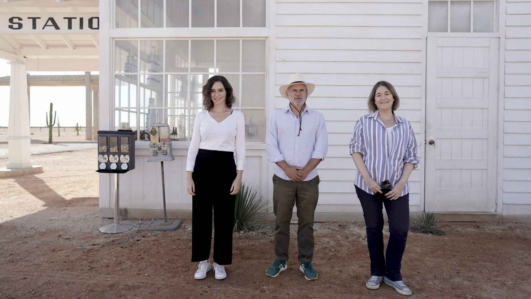 La presidenta de la Comunidad de Madrid, Isabel Díaz Ayuso, visita el set de rodaje de la última película de Wes Anderson, en Chinchón.