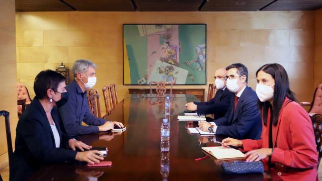 Félix Bolaños, ministro de la Presidencia, y la delegación gubernamental, reunidos con Mertxe Aizpurua y Oskar Matute (Bildu).