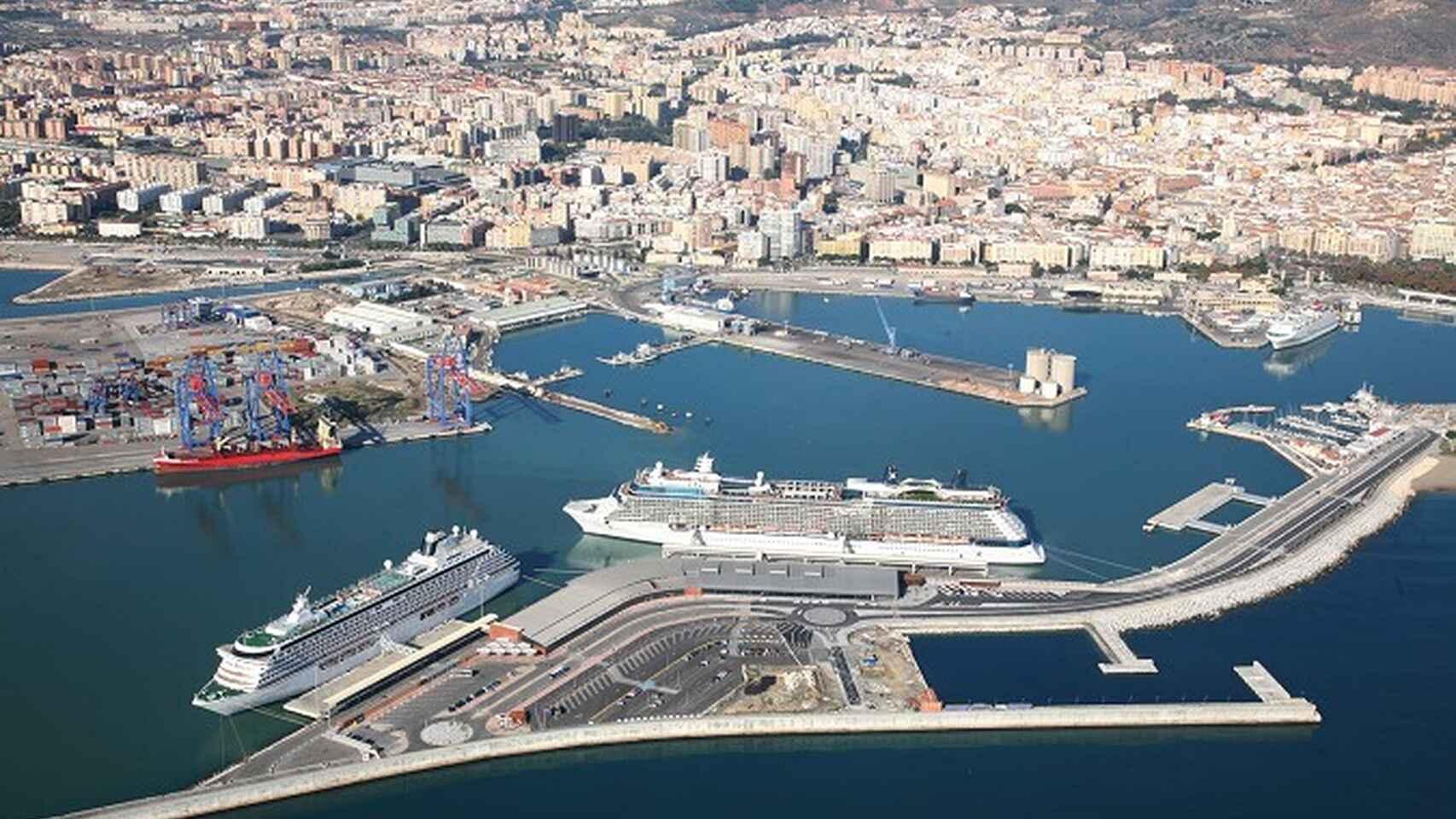 Vista del puerto de Málaga y del Centro histórico, al fondo.