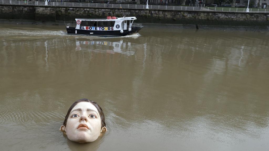 La escultura del artista mexicano, Rubén Orozco, en la ría de Bilbao.