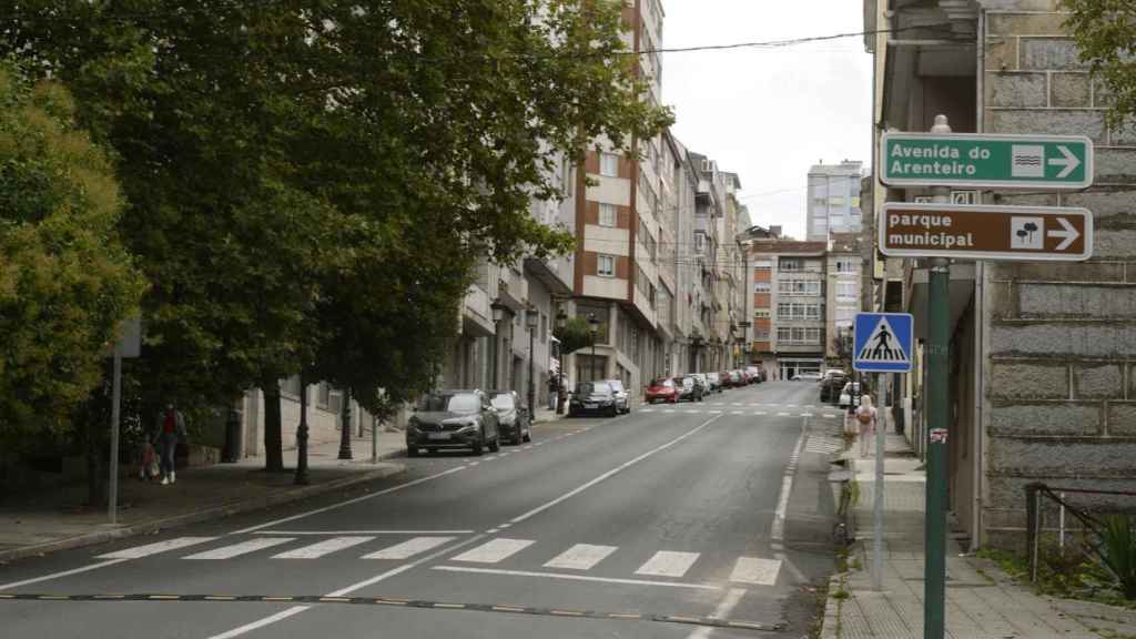 Edificio desde el que se precipitó una joven de O Carballiño, agredida por otro menor