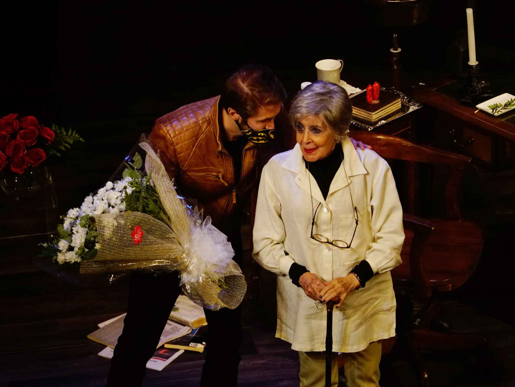 Manuel Martínez Velasco entregándole un ramo de flores a su madre en Logroño.