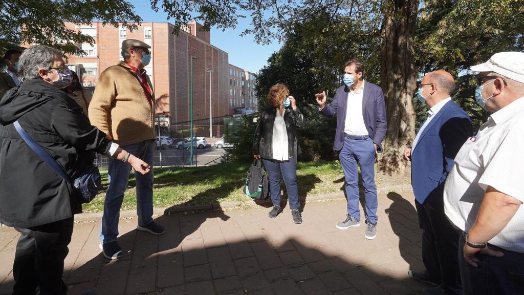 Óscar puente charla con los vecinos de Pajarillos en su vista a las obras realizadas