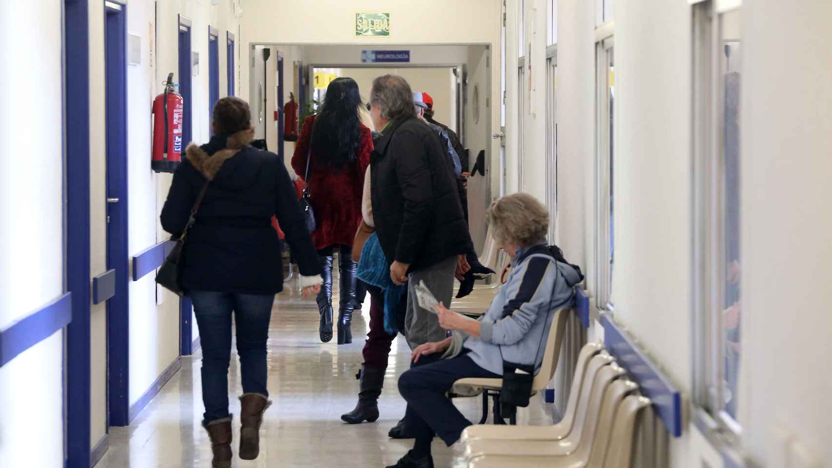 Rubén Cacho / ICAL . Pacientes esperan para una consulta en la Unidad del Dolor de Valladolid