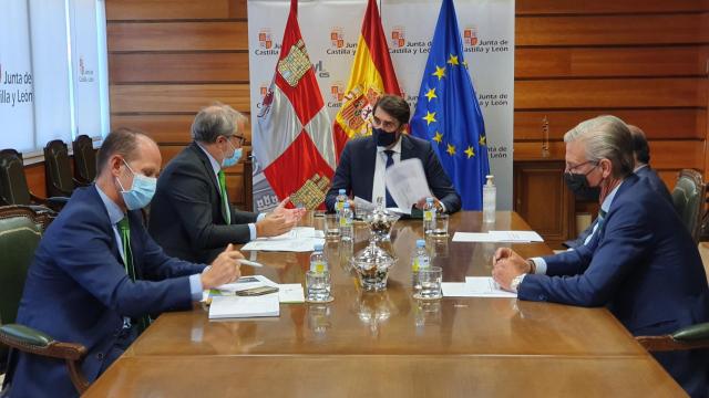 El consejero de Fomento junto a los representantes de Iberdrola, esta mañana