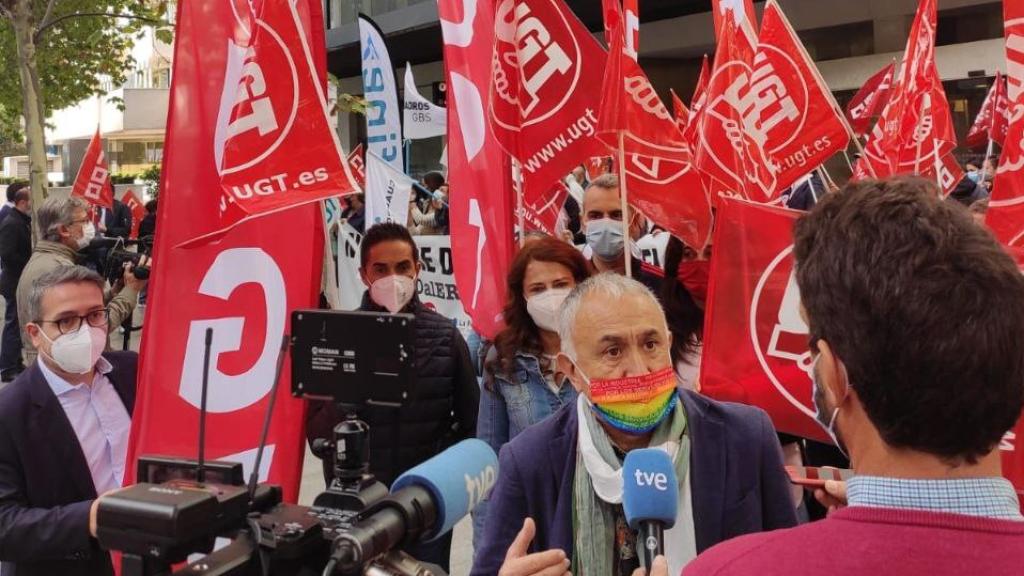Pepe Álvarez, secretario general de UGT, asiste a una concentración contra el ERE de Sabadell.