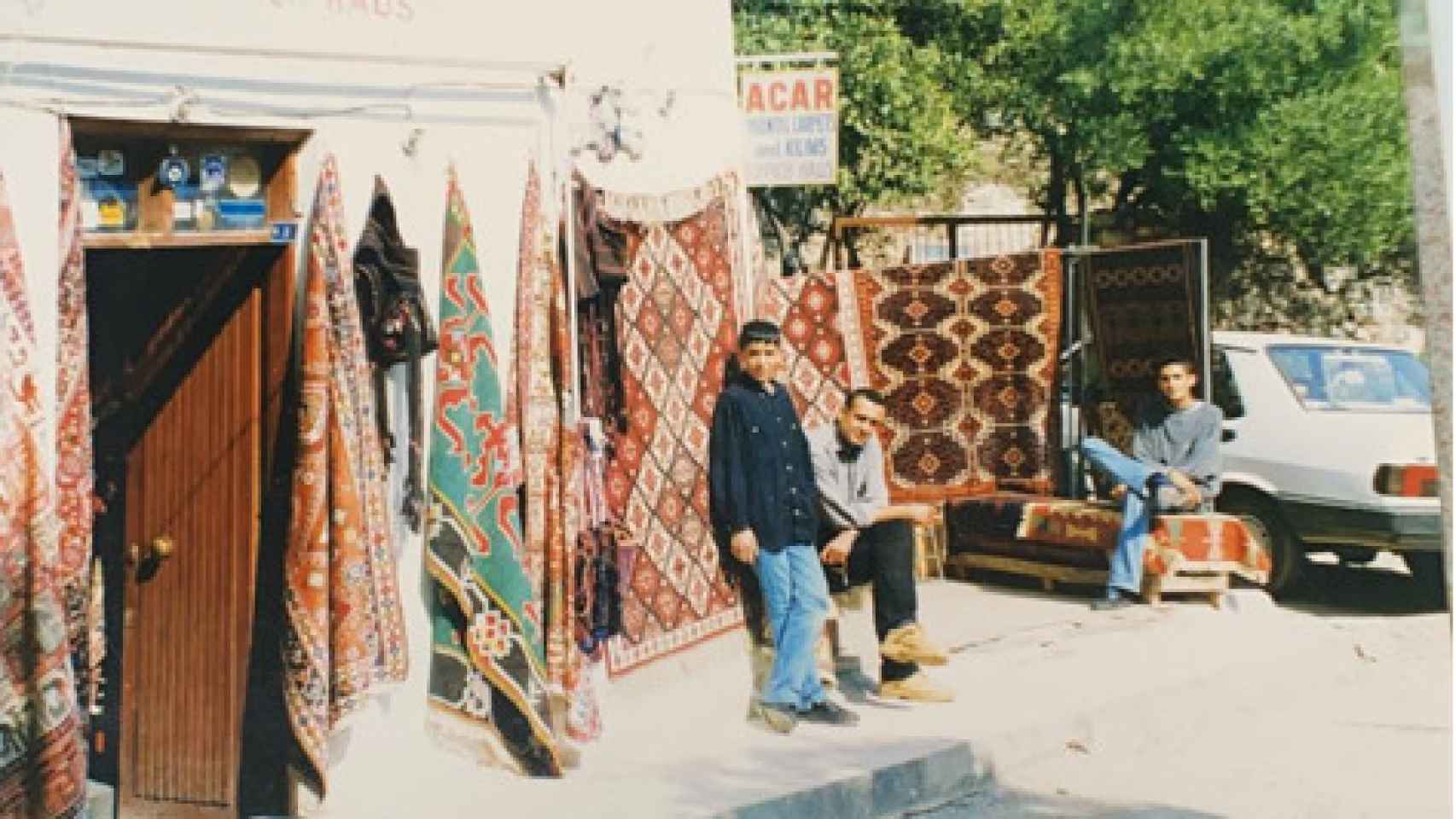Exterior de la tienda familiar de alfombras que abrió junto a su padre en Antalya, Turquía.