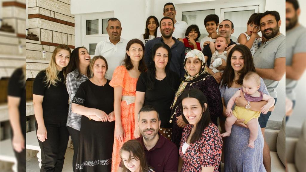 Nurettin junto a toda su familia, reunida en torno a su madre, en el centro con un pañuelo.