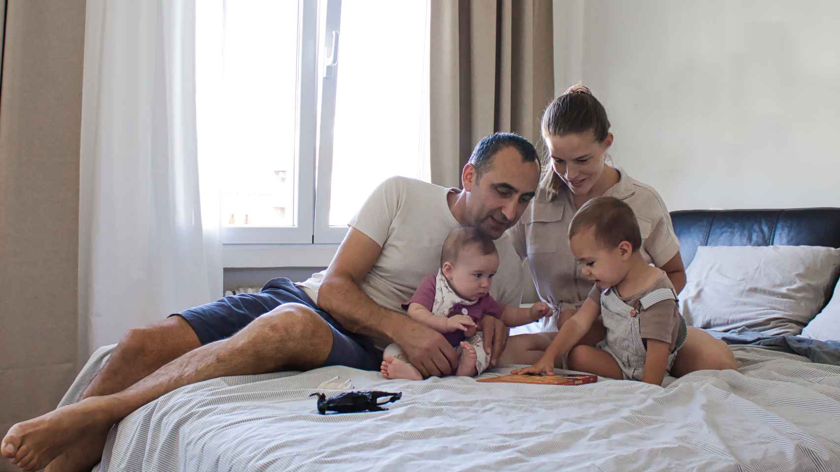 Nurettin Acar junto a su mujer, Anna, y sus hijos, Dara y Liya, en su casa de Madrid.
