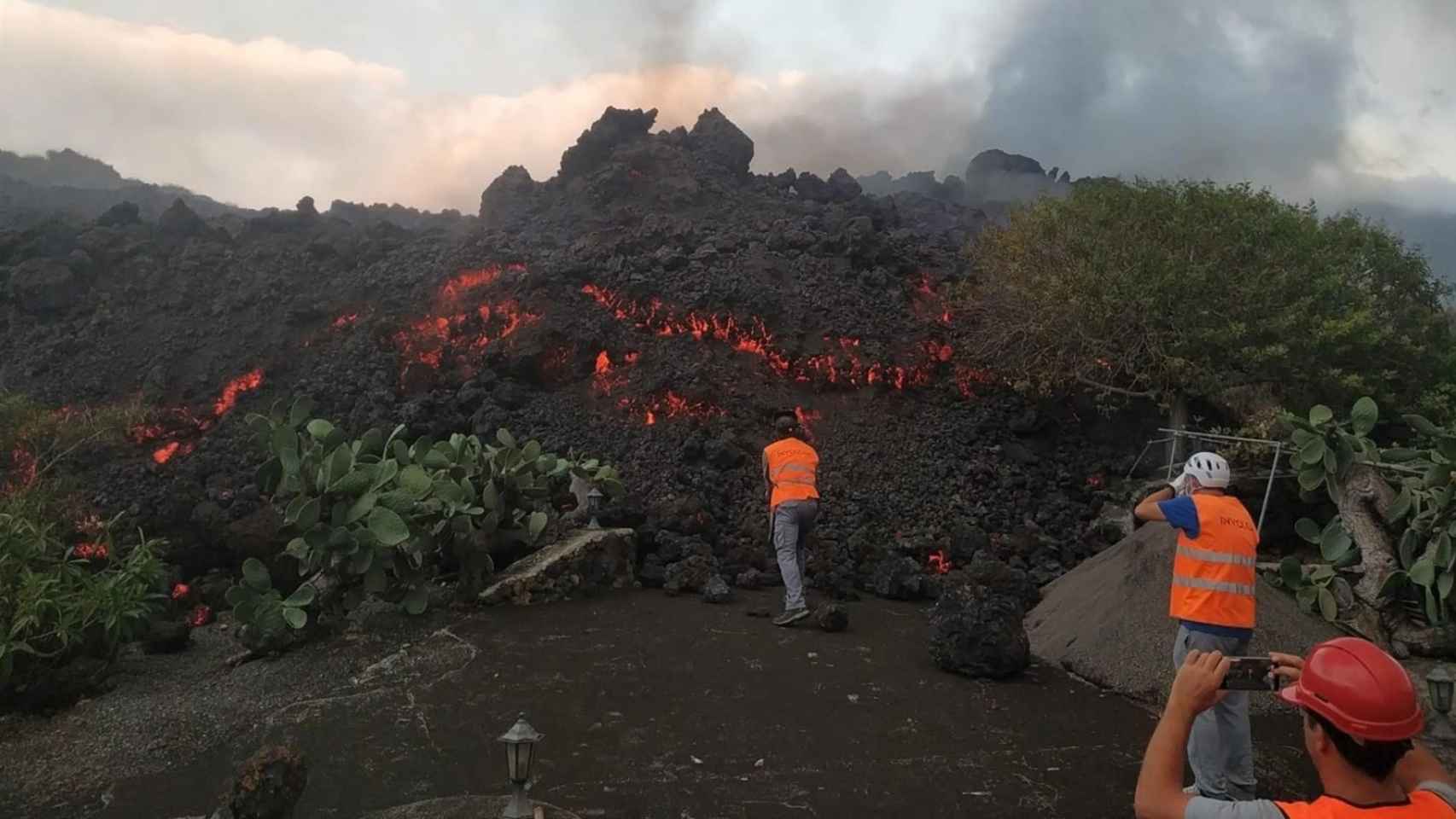 Los científicos de Involcan recogiendo muestras de lava.