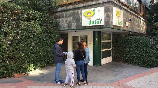 Dos mujeres que pretenden entrar en la clínica Dator de Madrid.