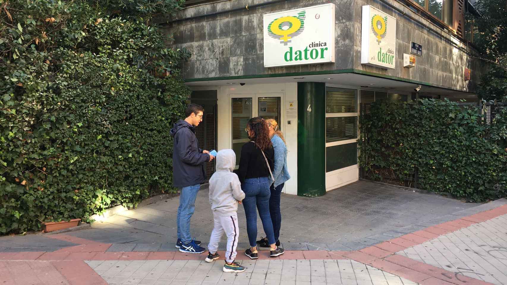 Bernardo junto a dos mujeres que pretenden entrar en la clínica Dator de Madrid.