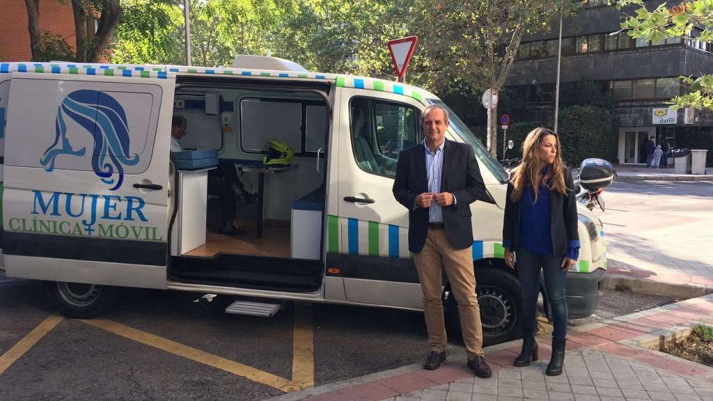 Luis Losada y Amelia Bueno junto al vehículo en el que ofrecen hacer ecografías.