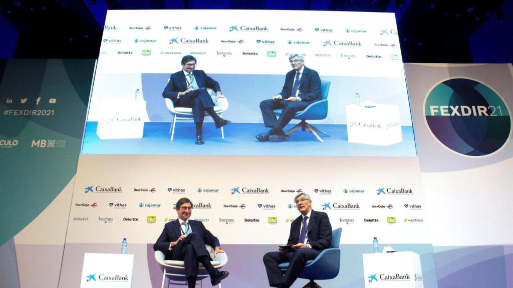 El Presidente de Caixabank, José Ignacio Goirigolzarri, y el Presidente de Deloitte España, Fernando Ruiz (d), durante la primera ponencia del III Forum Excelencia Directiva FEXDIR 21 bajo el título Las personas en el centro de la recuperación