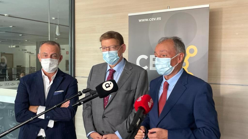 El president de la Generalitat, Ximo Puig, en el centro, junto con Salvador Navarro (derecha).