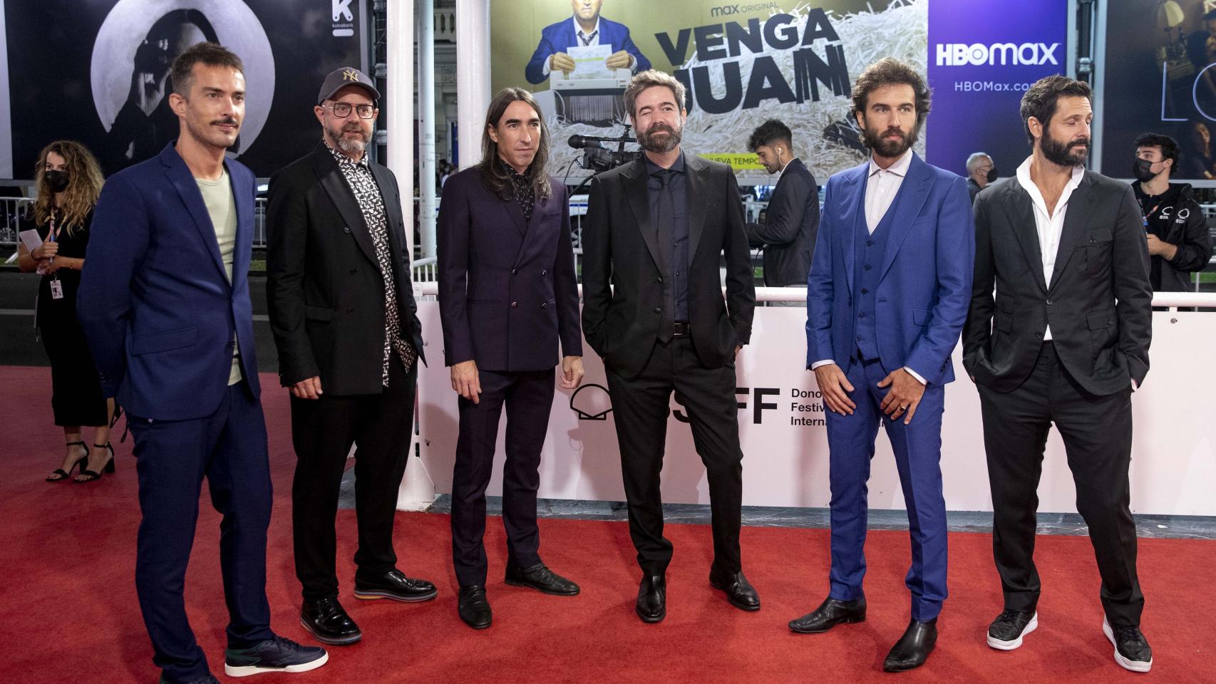 Vetusta Morla posa en la alfombra roja del Festival de San Sebastián durante la presentación de 'La hija' de Manuel Martín Cuenca.