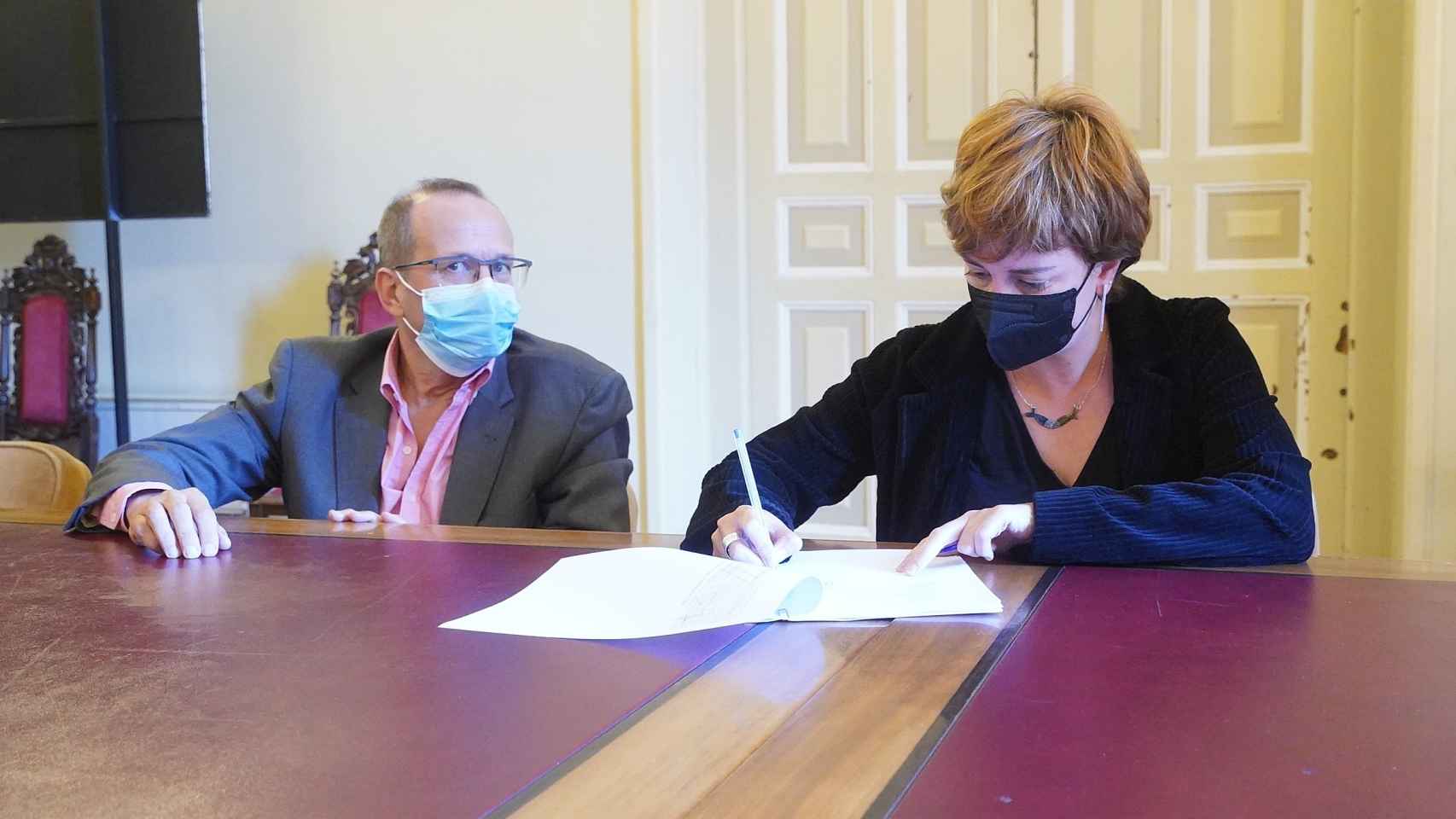 María Sánchez firma ante notario la adquisición municipal de Nevasa