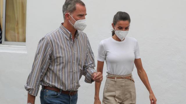 Los reyes Felipe VI y Letizia llegando este jueves al acuartelamiento de El Fuerte, en La Palma.