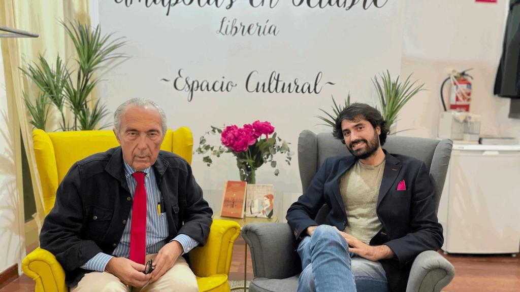 Luis Alberto de Cuenca y Daniel Ramírez, en la librería Amapolas en octubre.