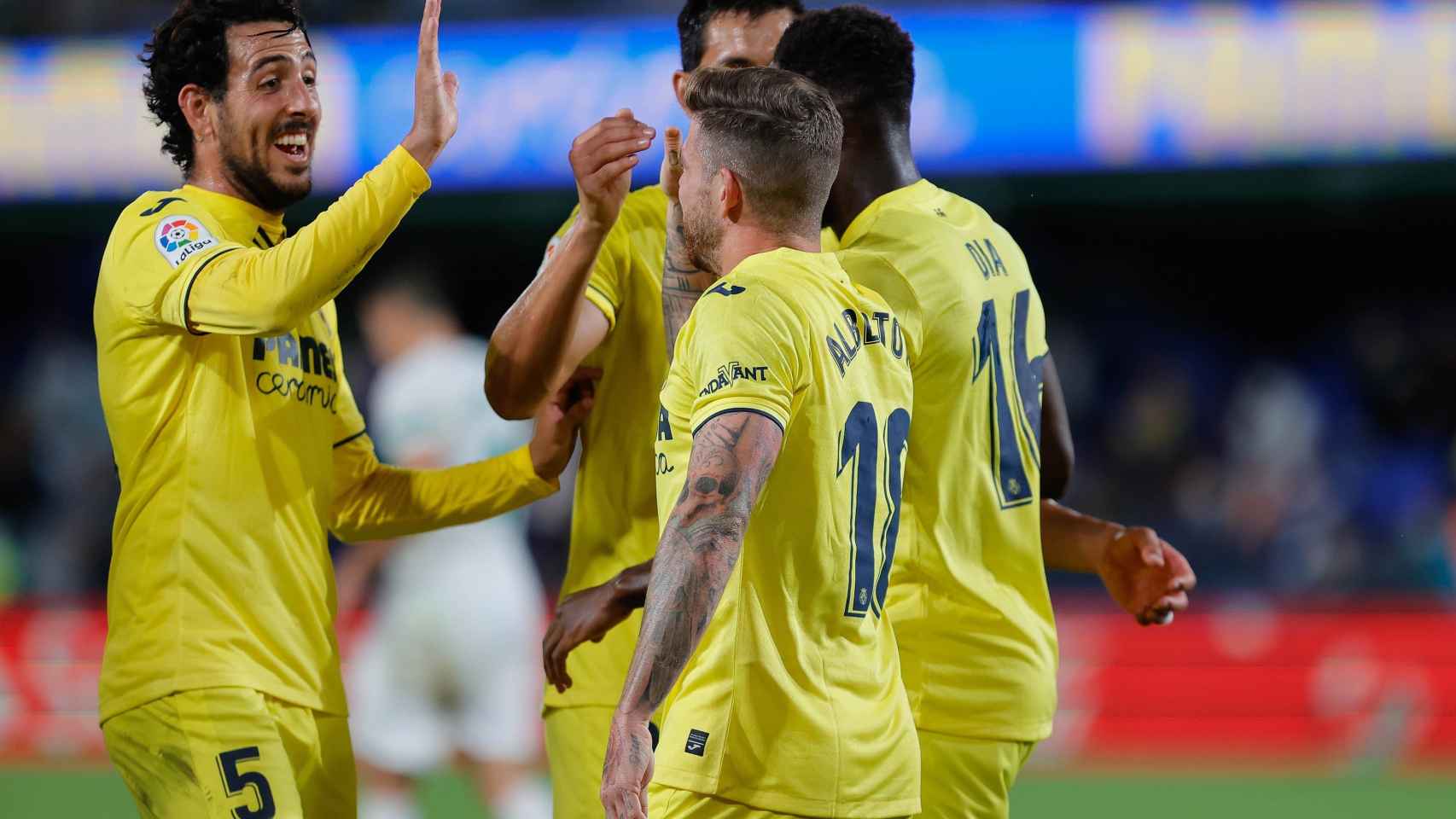 Los jugadores del Villarreal celebran un gol frente al Elche