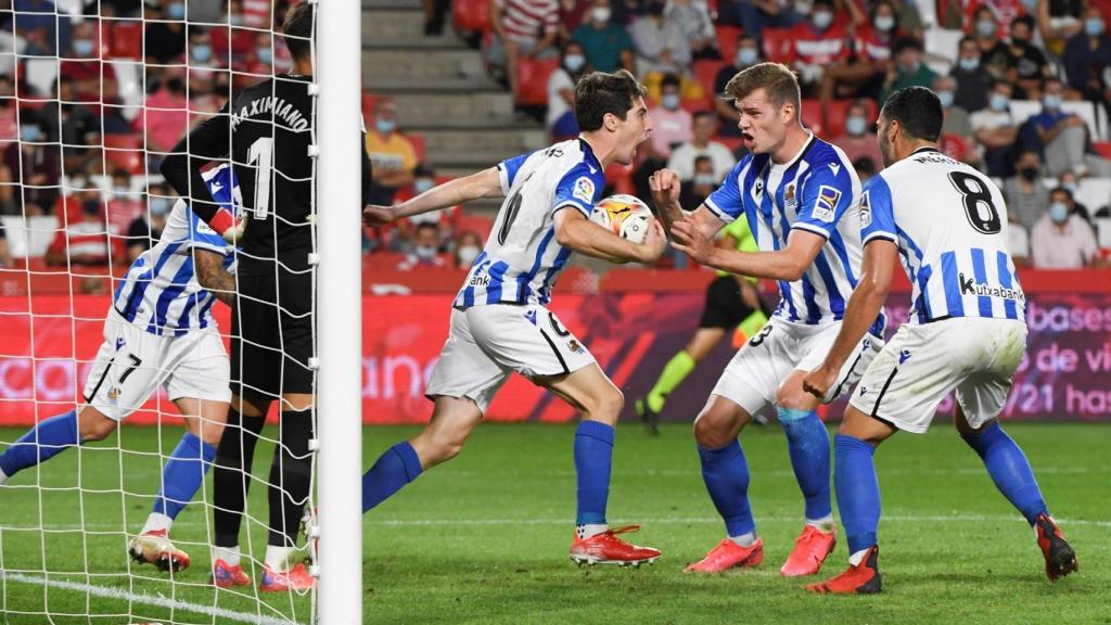 La Real Sociedad celebra su gol ante el Granada