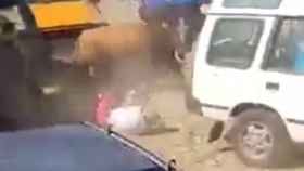 Polémico vídeo: a patadas desde el coche contra el toro que embestía a un hombre en Guadalajara