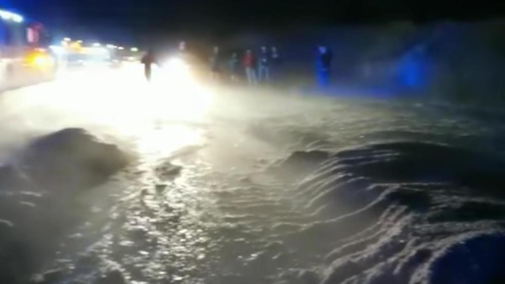 El granizo dejó medio metro de hielo en la carretera de entrada a Burguillos de Toledo.