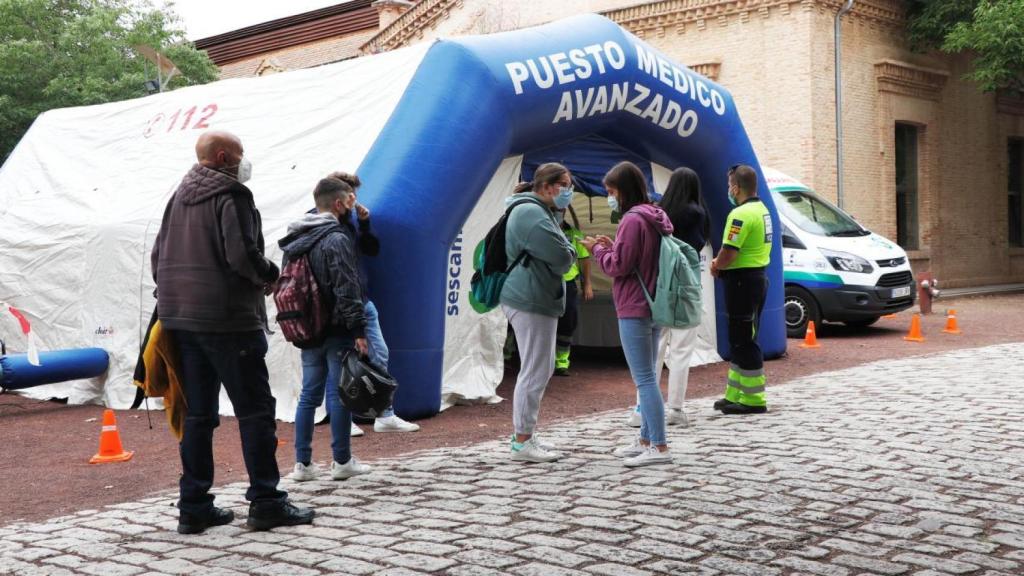 Varios jóvenes esperan a ser vacunados en el campus universitario de Toledo.