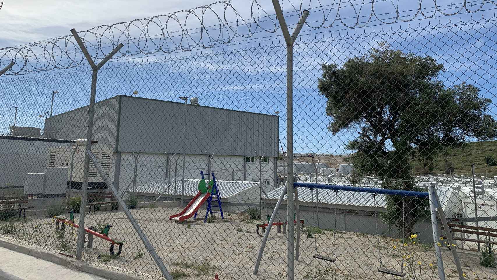 Médicos Sin Fronteras alerta de que los niños que se alojen en Samos (en la imagen) jugarán en un patio de una cárcel.