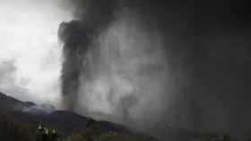 El humo y la ceniza del volcán obligan a acotar una zona del espacio aéreo de La Palma. EP