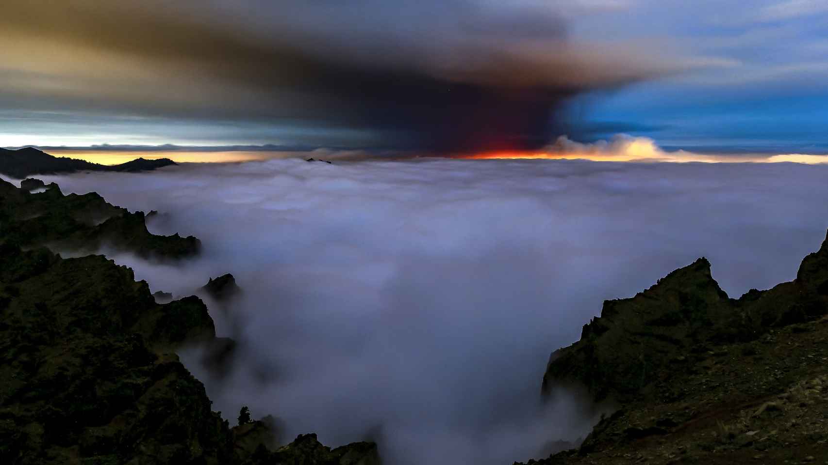 La nube de ceniza y dióxido de azufre que expulsa el volcán de La Palma. EP