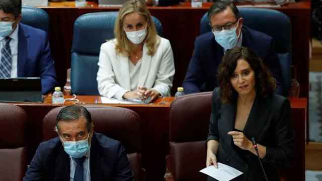 La presidenta de la Comunidad de Madrid, Isabel Díaz Ayuso (d, delante), interviene en el pleno de la Asamblea de Madrid, este jueves.
