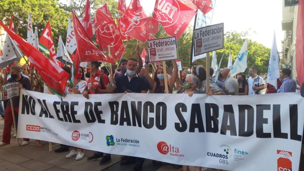 Concentración contra el ERE de Sabadell.