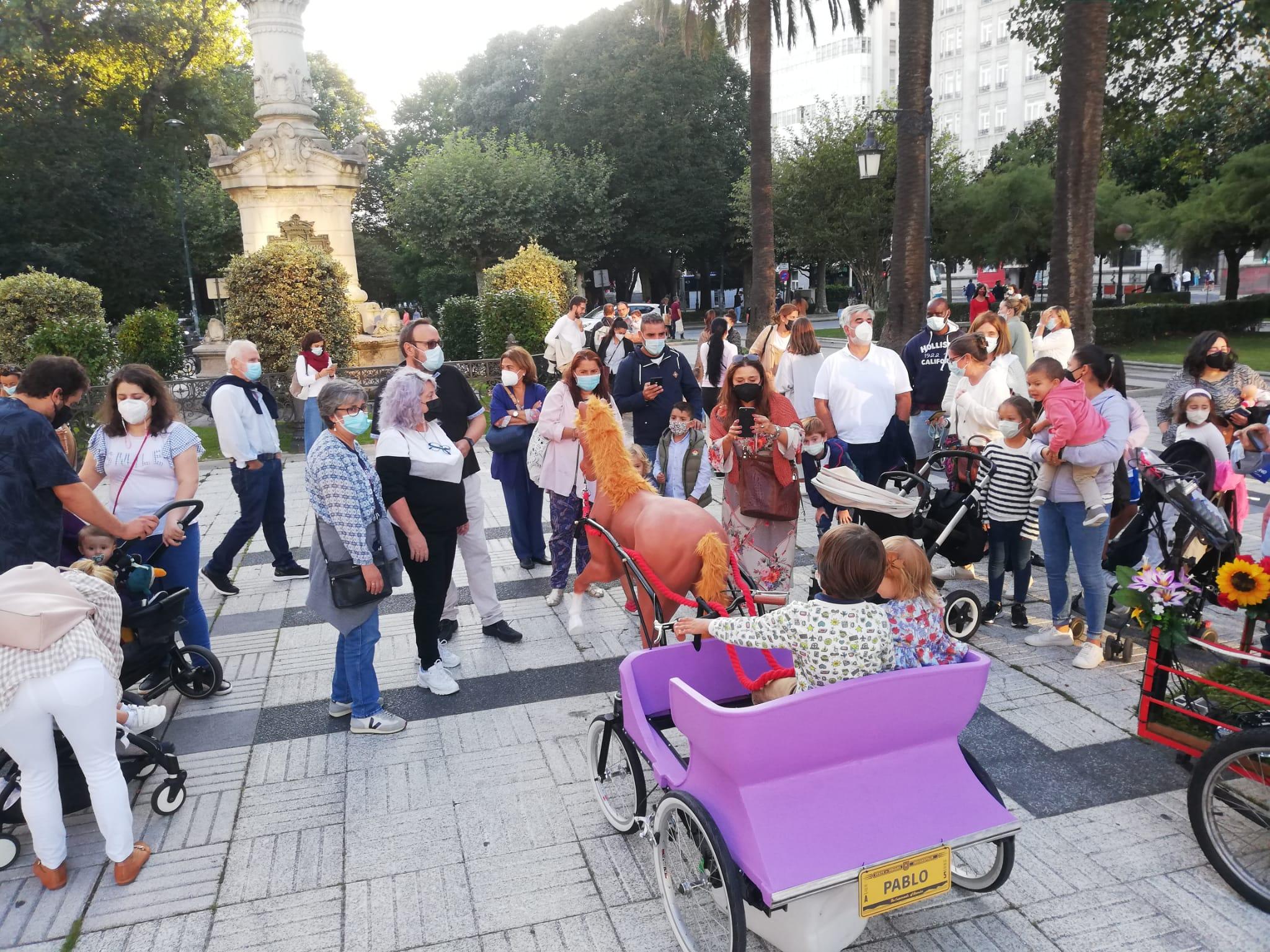 Gente esta tarde en la vuelta de los caballitos a Méndez Núñez (Foto cedida)