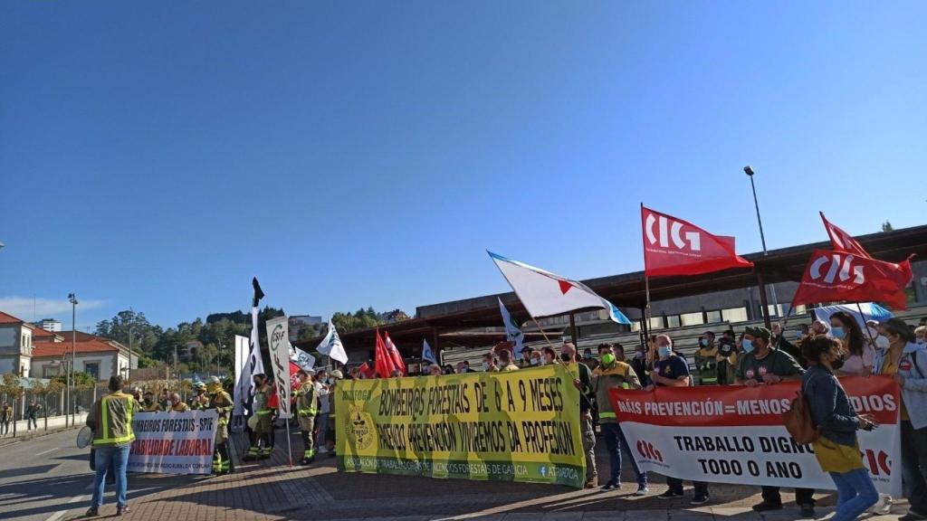 Bomberos forestales protestan ante la Xunta para reclamar estabilidad laboral.
