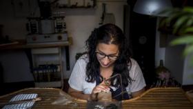 Carla Canedo en su taller de Feáns, en A Coruña.