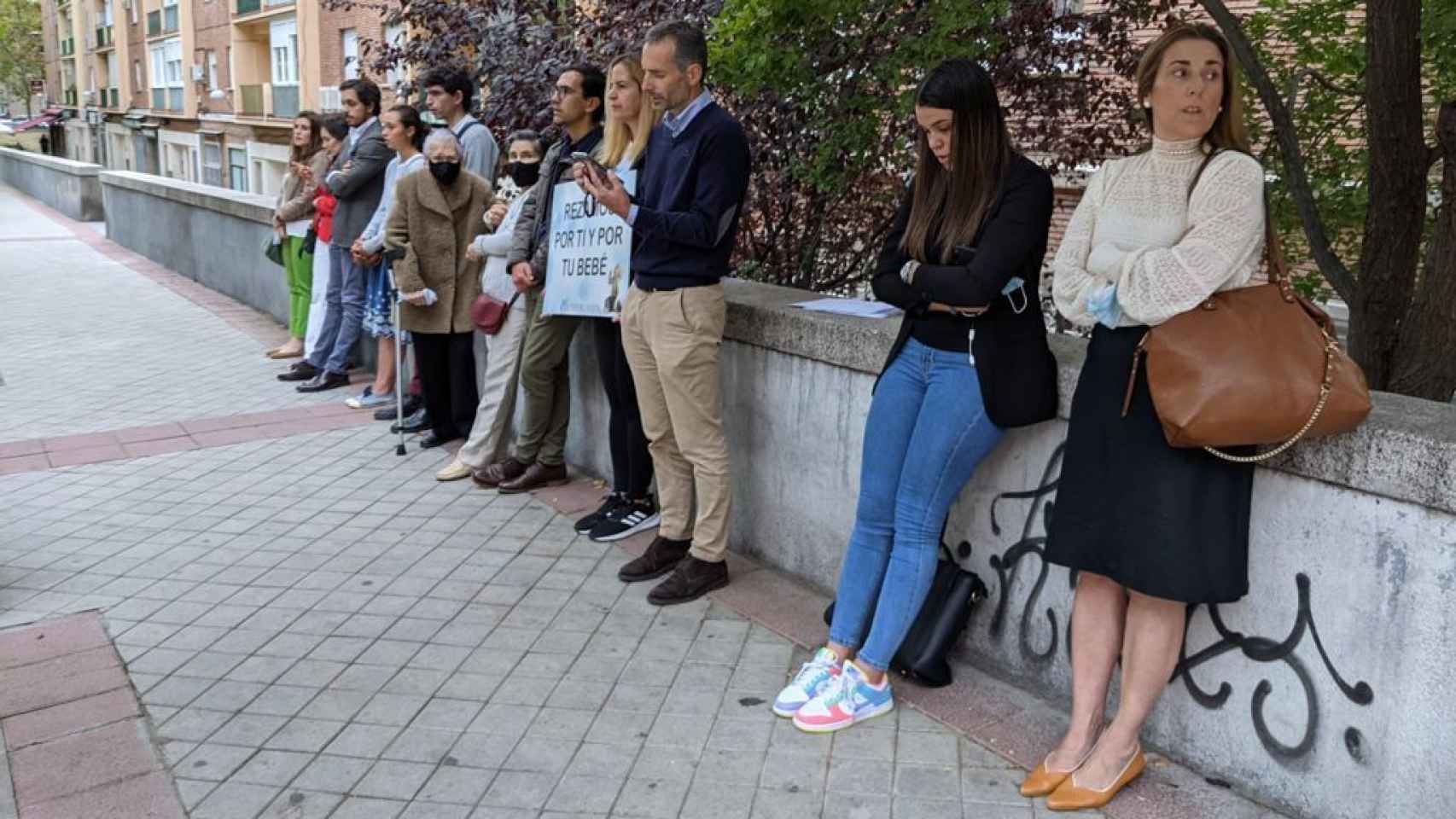 Voluntarios de 40 días por la vida frente a la clínica Dator de Madrid.