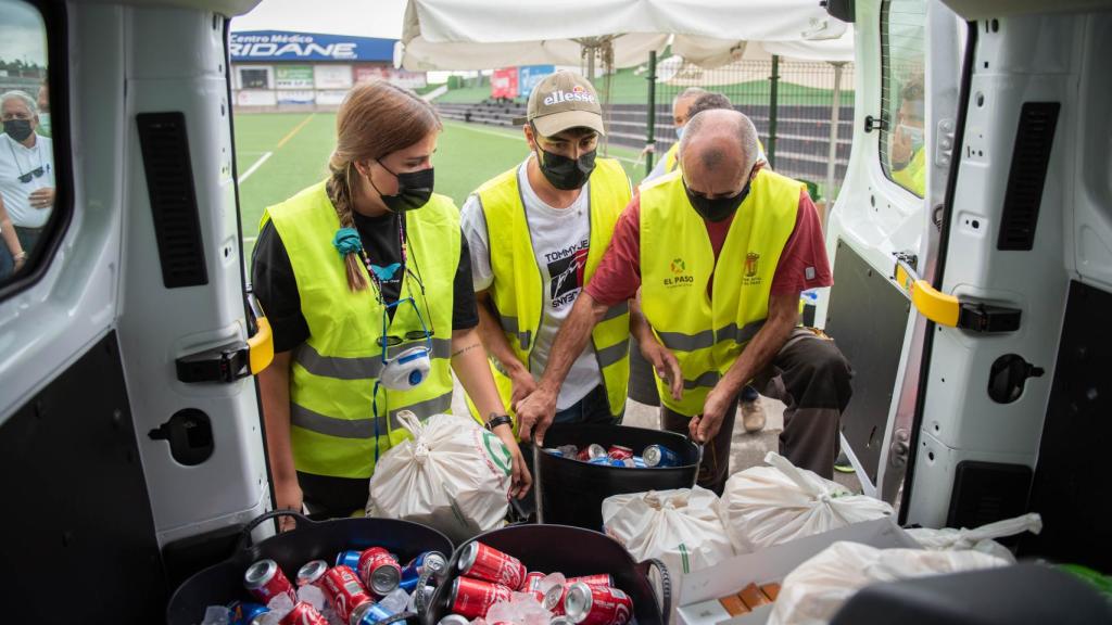 Pablo ayuda a otros voluntarios a cargar la furgoneta con el avituallamiento.