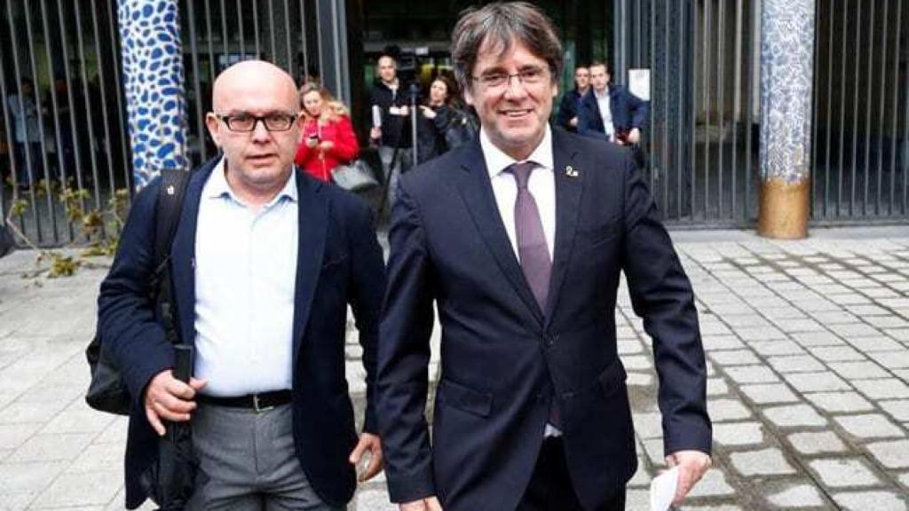 Carles Puigdemont junto a su abogado, Gonzalo Boye, en una imagen de archivo. Efe