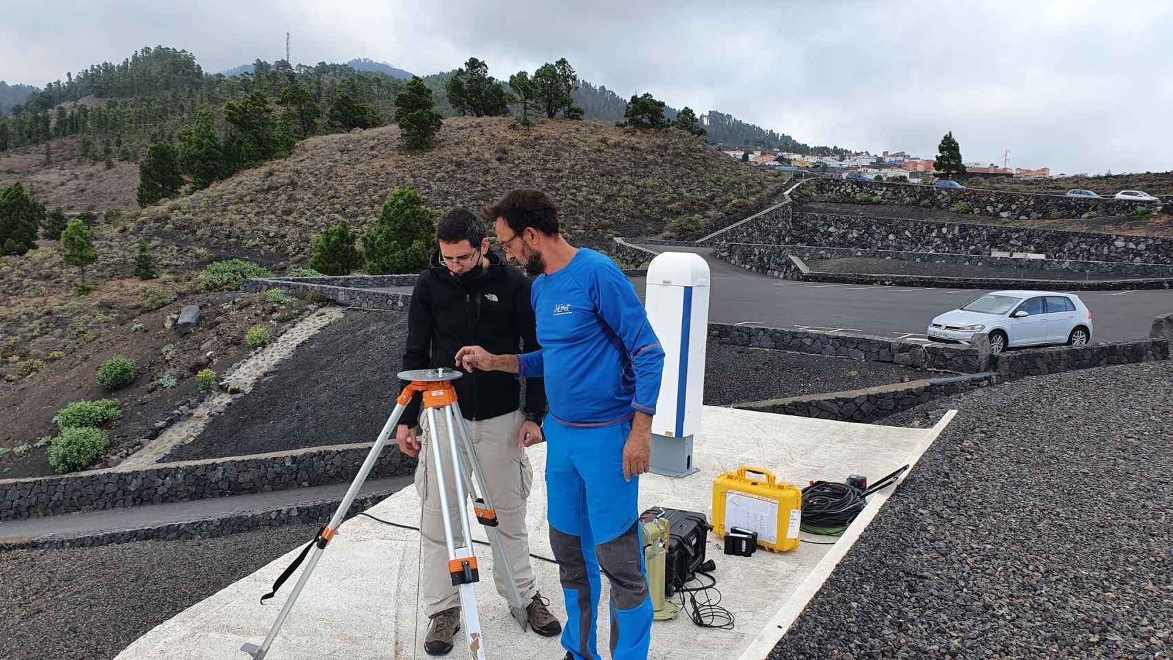 El vallisoletano Carlos Toledano, con sudadera negra, en La Palma, realizando las mediciones