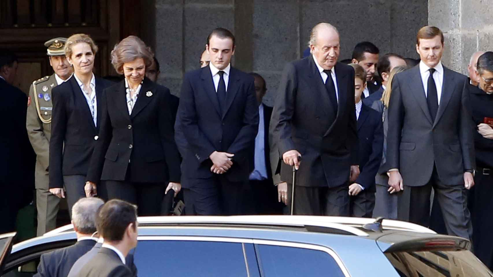 Los eméritos con la infanta Sofía y Pedro de Borbón-Dos Sicilias en el funeral del duque de Calabria.