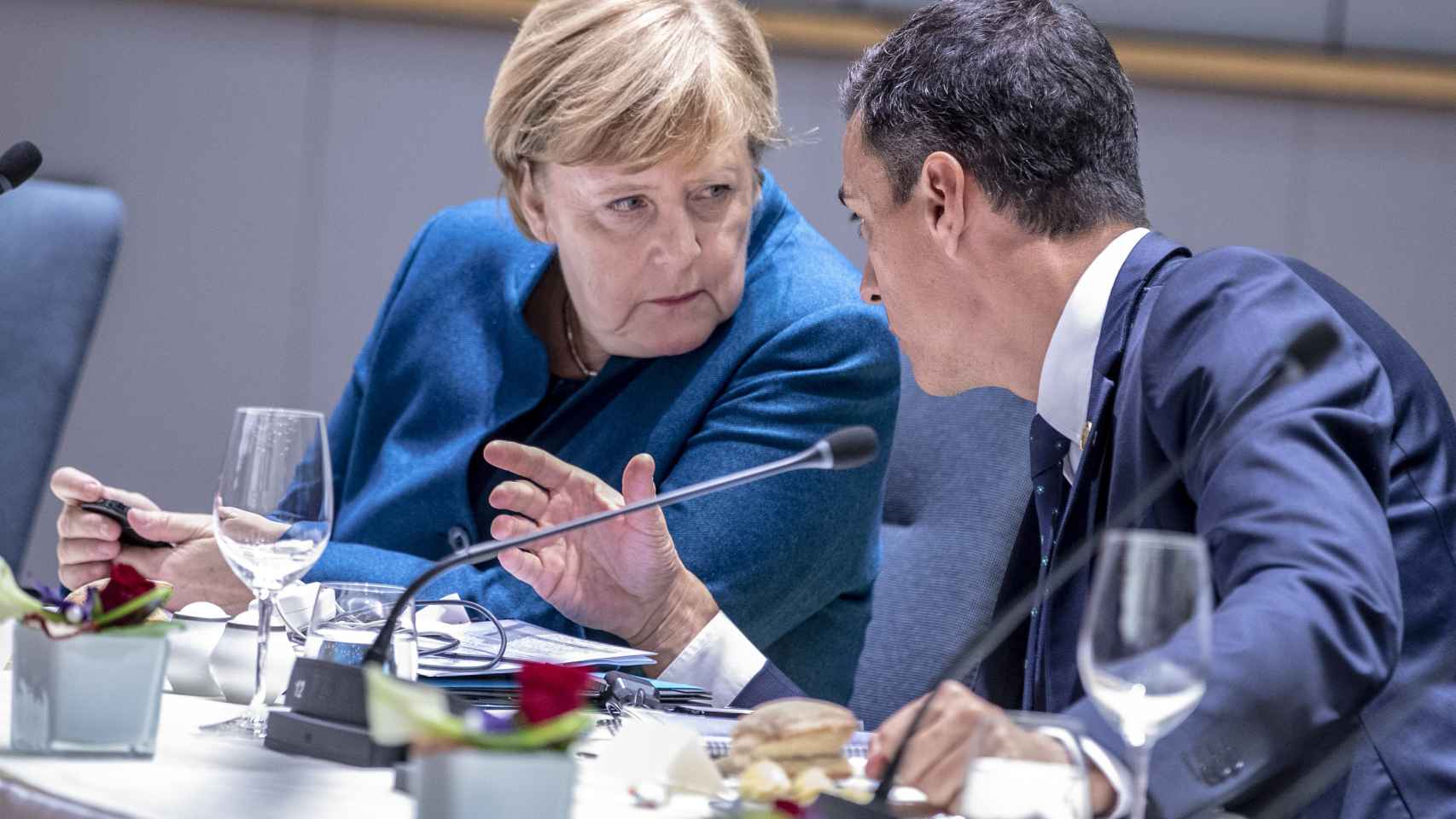 Angela Merkel conversa con Pedro Sánchez durante una cumbre de 2018