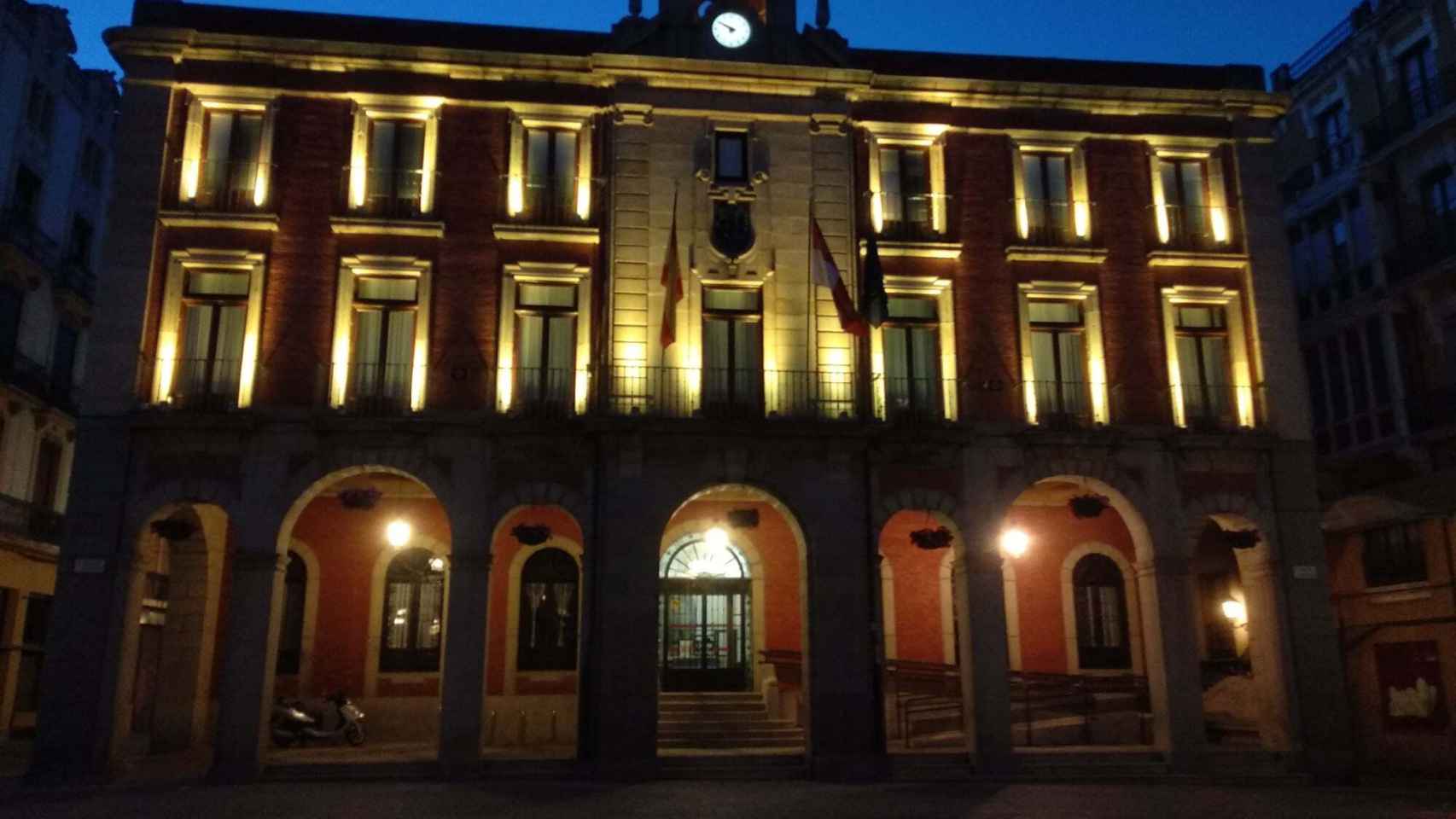 La fachada del Ayuntamiento de Zamora iluminada en color dorado