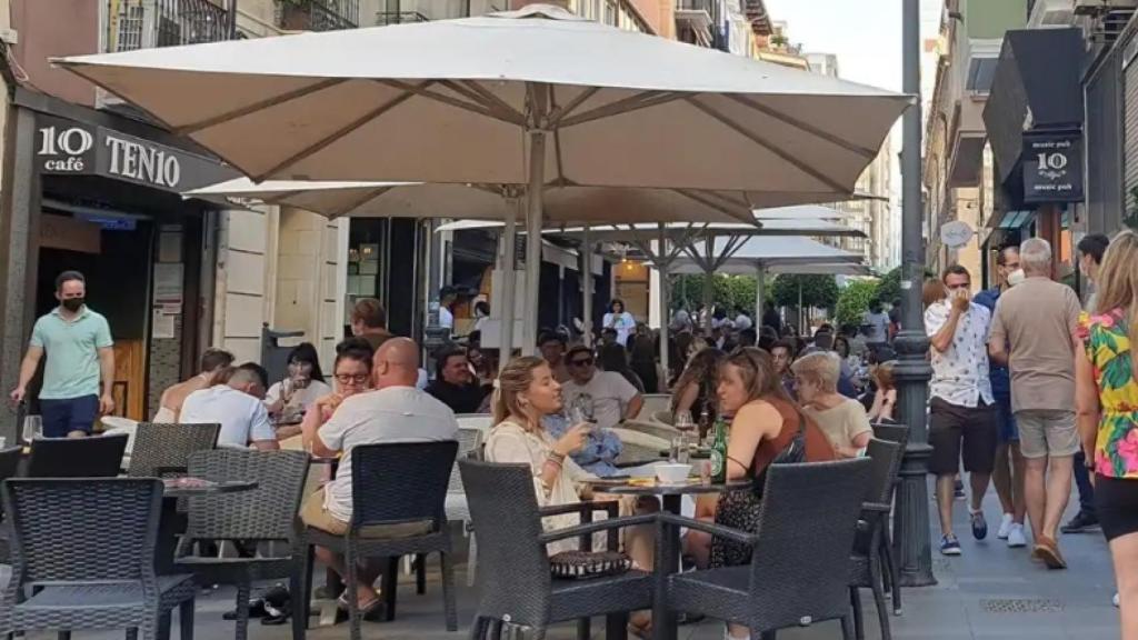 Terrazas en la calle Castaños de Alicante.