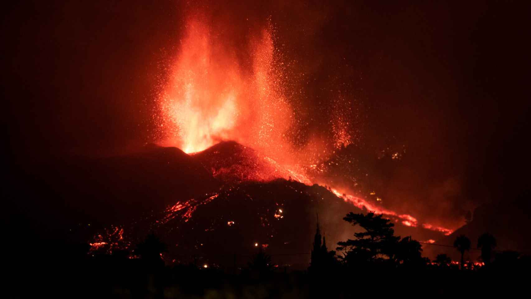 La primera noche de la erupción en La Palma, en imágenes.