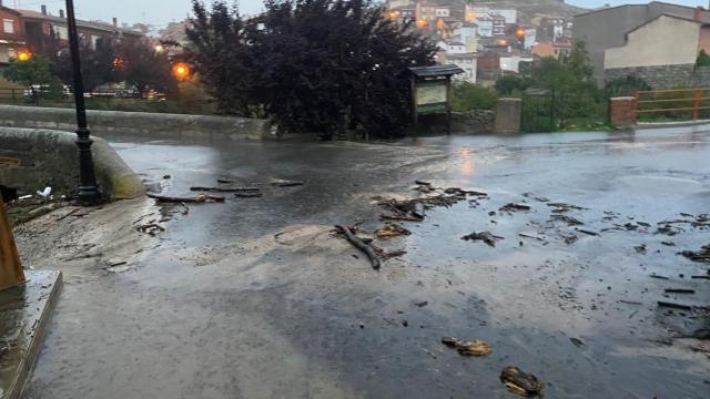 Destrozos causados por la crecida del río a su paso por Burgohondo