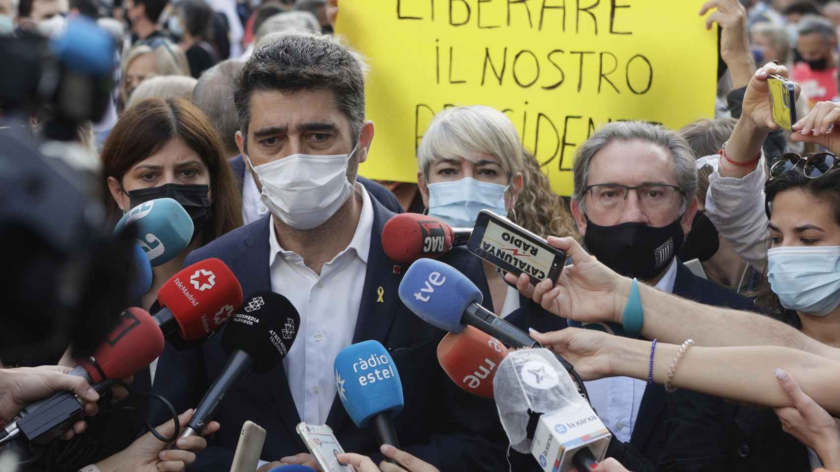 El vicepresidente Jordi Puigneró, durante la protesta contra el consulado italiano en Barcelona.